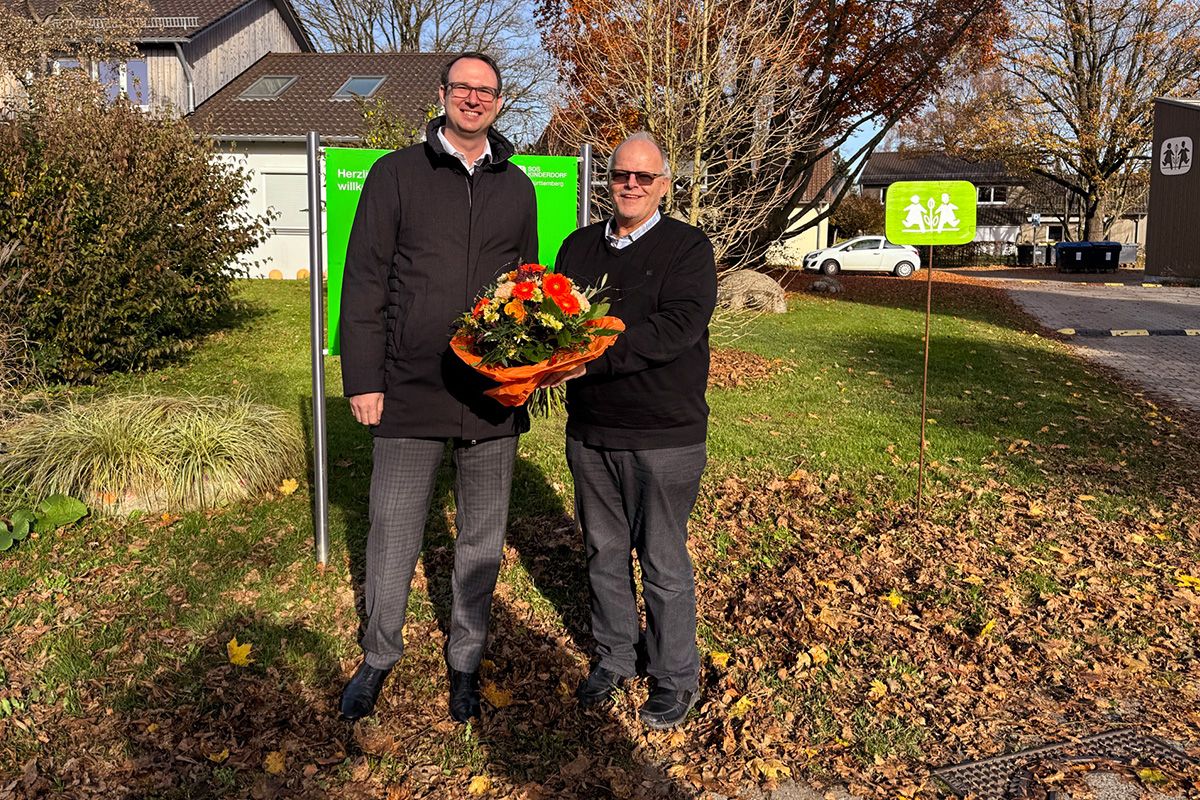 Bei einem Besuch in Oberberken hat Firmenchef Axel Glöckle die Spende persönlich übergeben.
