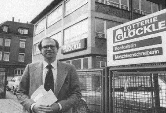 Dr. Gerd Glöckle vor der Firmenzentrale in Stuttgart Bad Cannstatt